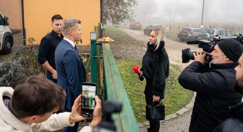 Magyar Péter: Körbevették a propagandisták a Tisza Párt balatonfüredi frakcióülésének helyszínét