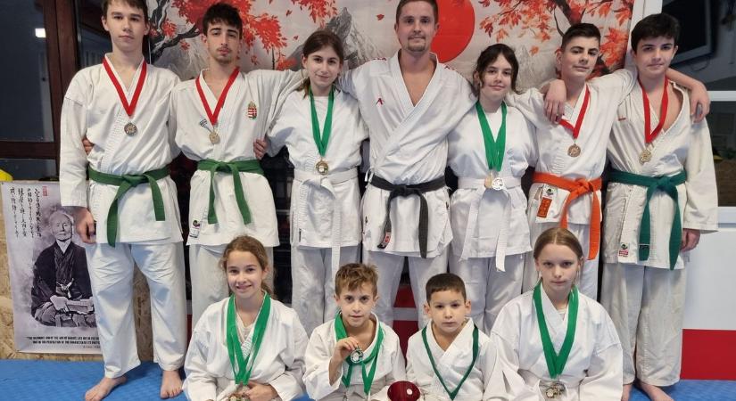 A Kertvárosi Karate Suli tagjai az első versenyükön máris érmekkel gazdagodtak