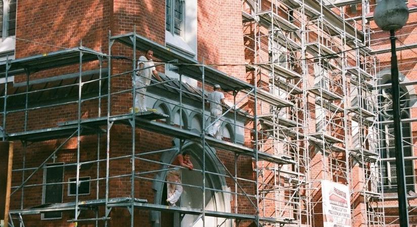 Hatékony munkavégzés a magasban: guruló állványok előnyei