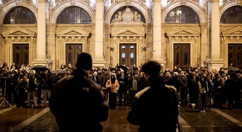 „Bármi, amit eddig hallottunk, az szürreálisnak tűnik” – a nyelvoktatás megmaradásáért tüntetettek a Corvinus hallgatói