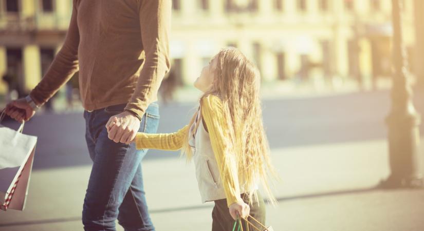 „Nem erős nőnek nevelt, hanem passzív feleségnek” – Nők történetei, akiket az apjuk nevelt fel