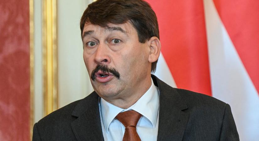 Áder János volt köztársasági elnök leoltotta Novák Katalin volt köztársasági elnököt