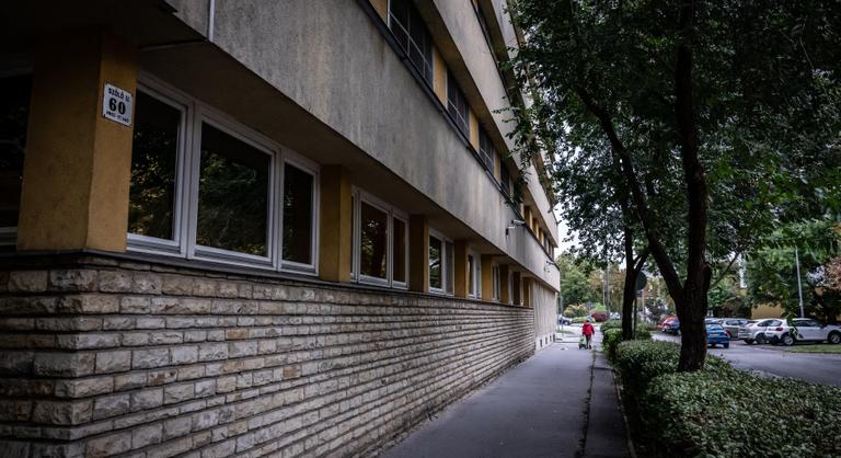 Megszólalt egy volt intézetis: Juhász Péter Pál sötétedés után kísért be öltönyös embereket az épületbe