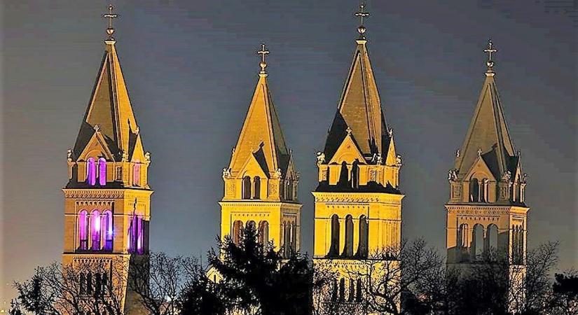 A világ talán legnagyobb "adventi gyertyái" magasodnak ebben a dunántúli városban