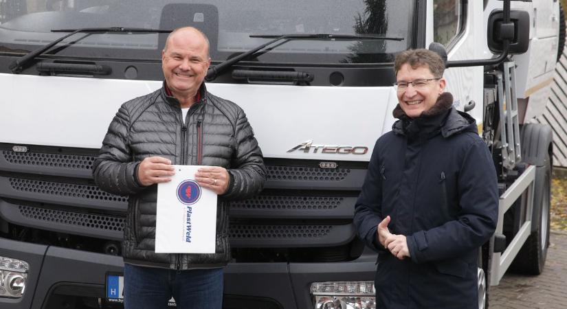 Nagy teljesítményű seprőgéppel bővült a Városgondnokság flottája – tovább javulhat Székesfehérvár köztisztasága (galéria)