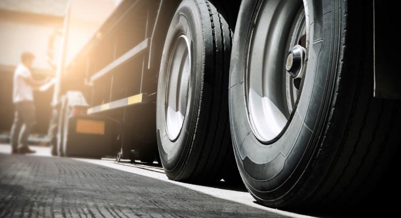 Lángokban egy kamion az M5-ösön