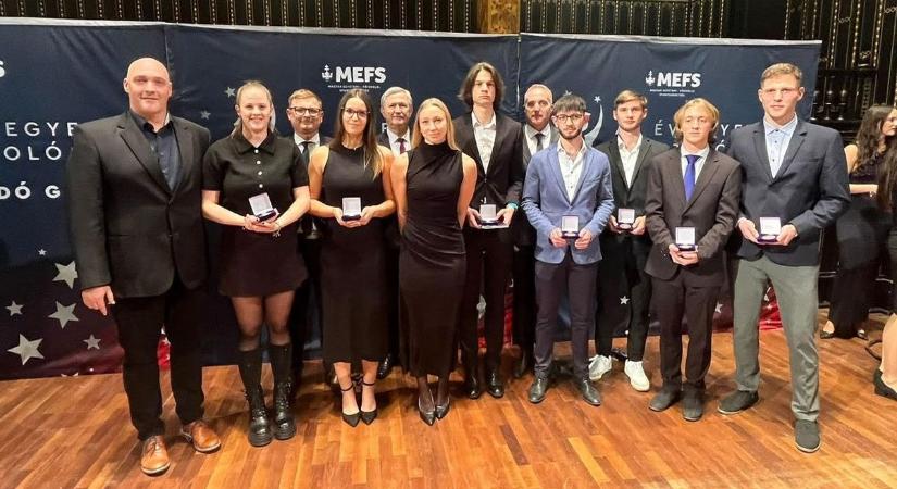 Tíz győri egyetemistát díjazott a szövetség