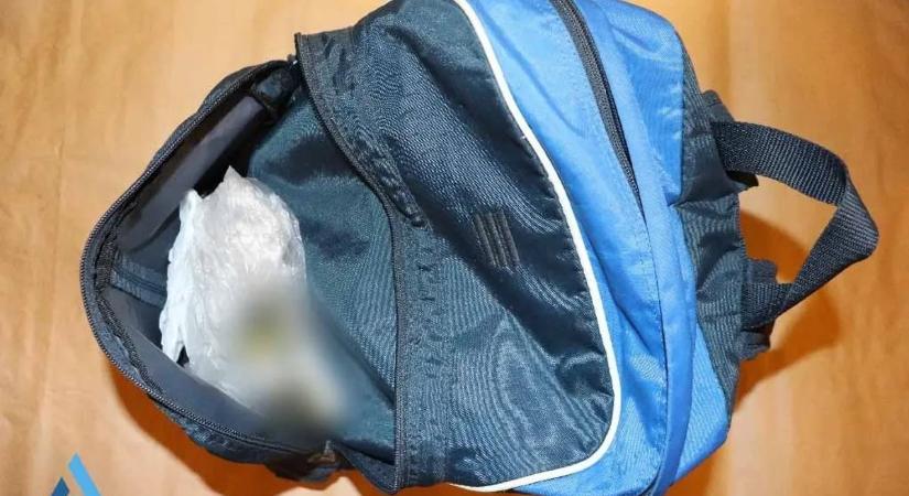 Droggal teli táskát hagyott a fővárosi trolin a díler