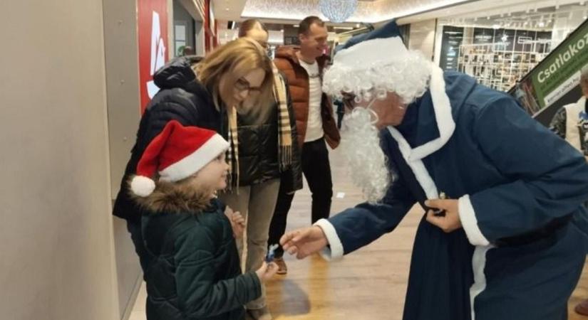 Különleges Kék Mikulás járt Sopronban