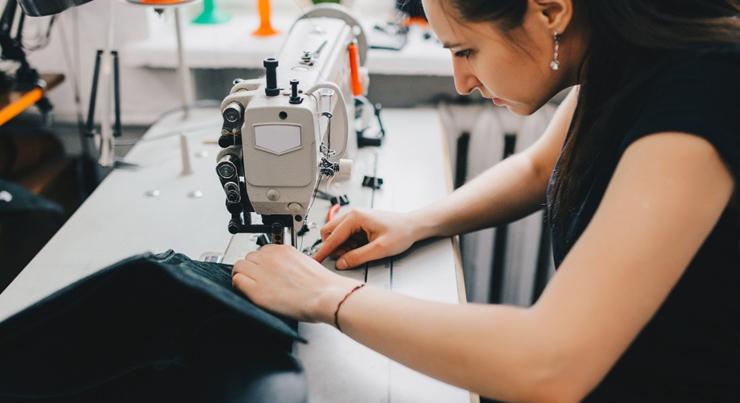 Új esély a munkaerőpiacon: több mint 26 milliárdból támogatják a roma nők foglalkoztatását