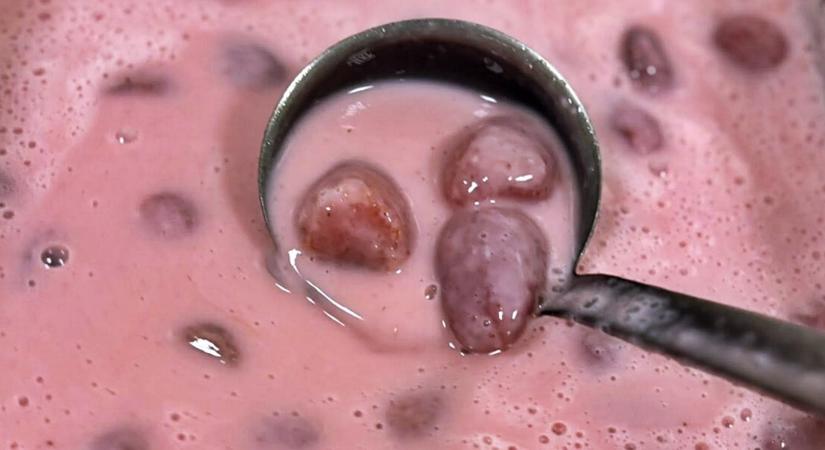 A karácsony legédesebb meglepetése: ezt az eperkrémlevest minden vendég kérni fogja