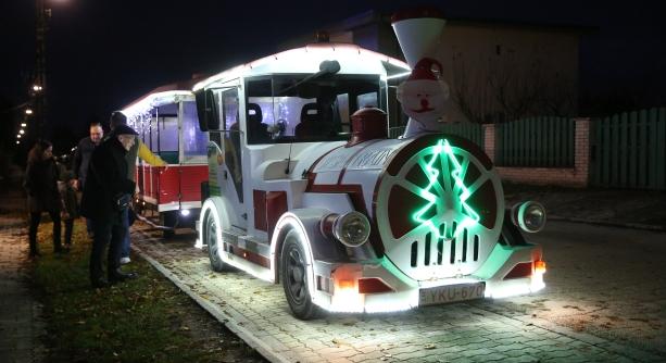 Évtizedes hagyományt folytattak – színes forgatag volt Újtelepen Mikulás napján