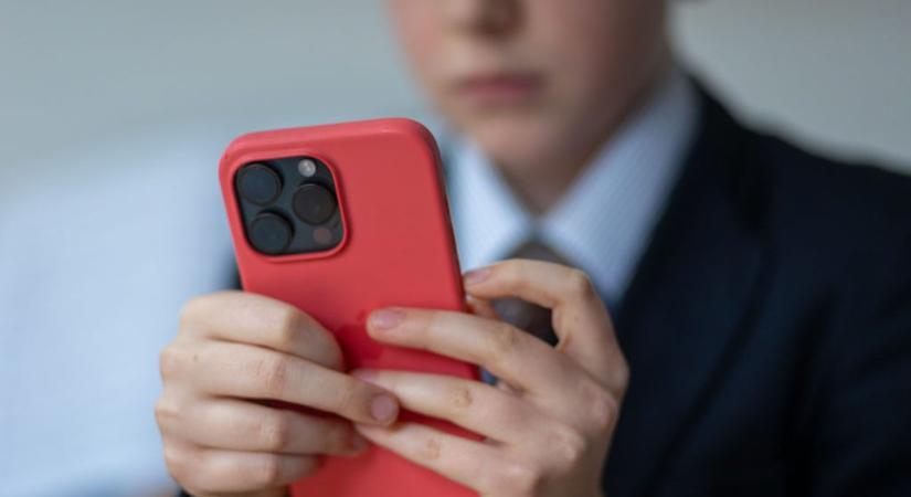 Iskolai mobilozás: a diákok majd fele úgy véli, javult a közösségi élet a tiltás hatására