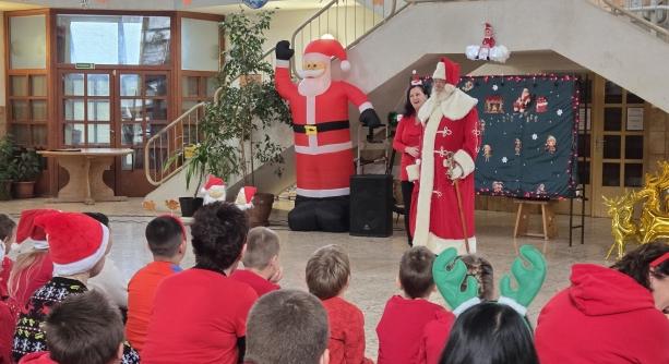 Mindenkit meglepett a Móra iskola Mikulása