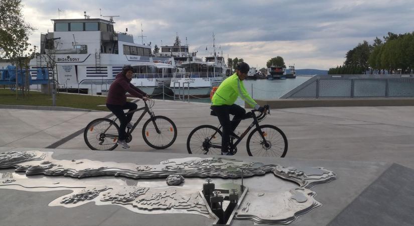 Visszakerült a helyére, tavasztól működés közben is látható a Balaton-makett Siófokon