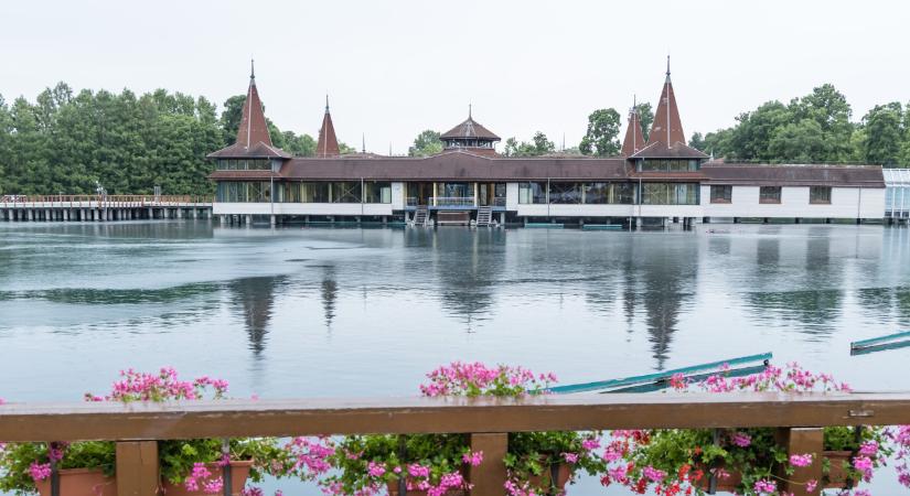Meg vannak számlálva a hévízi tófürdő központi fürdőházának napjai