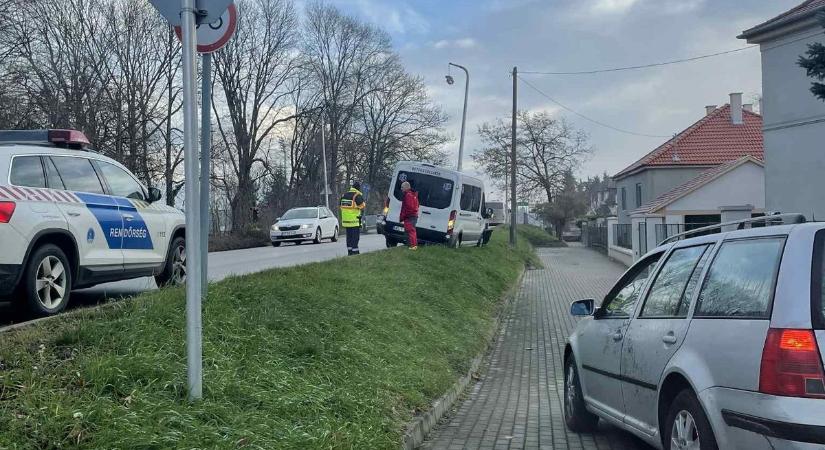 Oszlopnak ütközött egy furgon Pápán ( fotó)