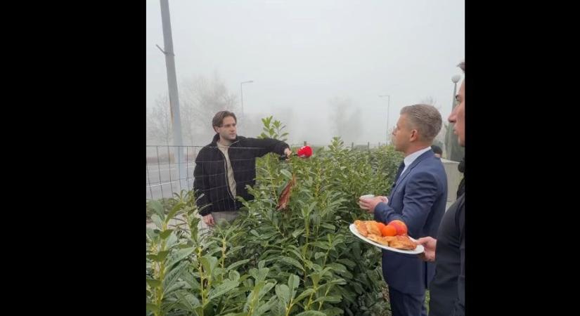 Magyar Péter teával, süteménnyel kínálta a frakcióülés helyszínén megjelenő propagandistákat