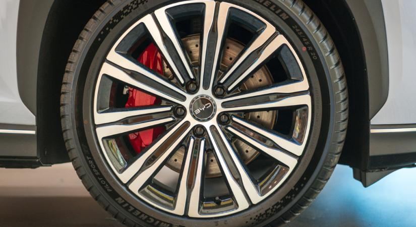 Lassul a kínai autópiac, miközben az elektromos járműveik hódítanak a világban