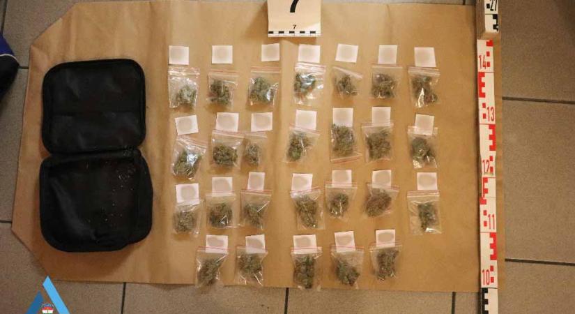 A trolin felejtette pénzzel és droggal tömött táskáját a 63 éves díler