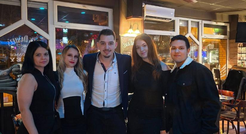 Berobbant a popmulatós király Télapó dala