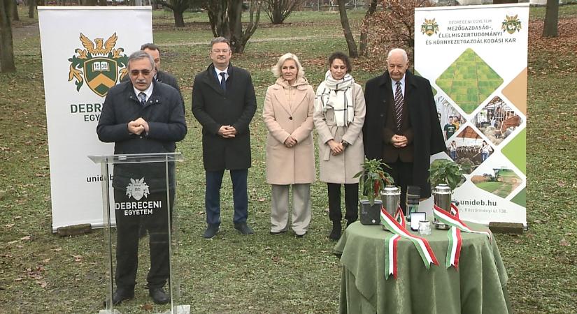 Időkapszulával állítanak emléket Debrecenben az első magyar űrnövény-kísérleteknek