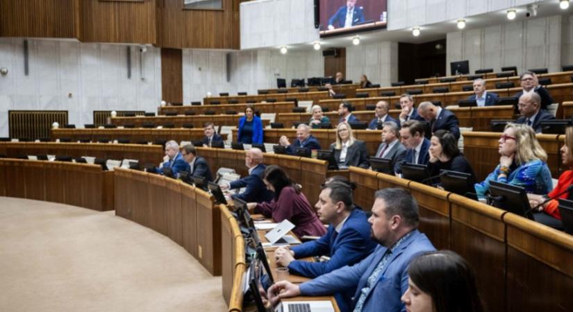 Egy ügyrendi javaslat segítségével lezárta a parlament az ÚOO-ról szóló vitát
