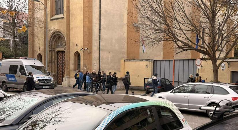 Egyre több a rendőr a Szőlő utcai intézetnél, videót közölt a helyszínről a DK