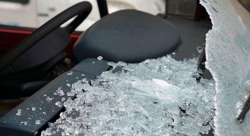 Falnak csapódott egy személyautó a Balaton-parton, teljes útzár van érvényben!