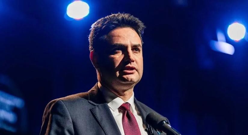 Inkább szánalmas, mint hősies – videón a nyakkendőben fát pakoló Márki-Zay Péter