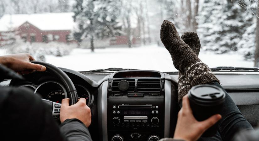 Ezek a karácsonyi slágerek életveszélyesek lehetnek autóvezetés közben