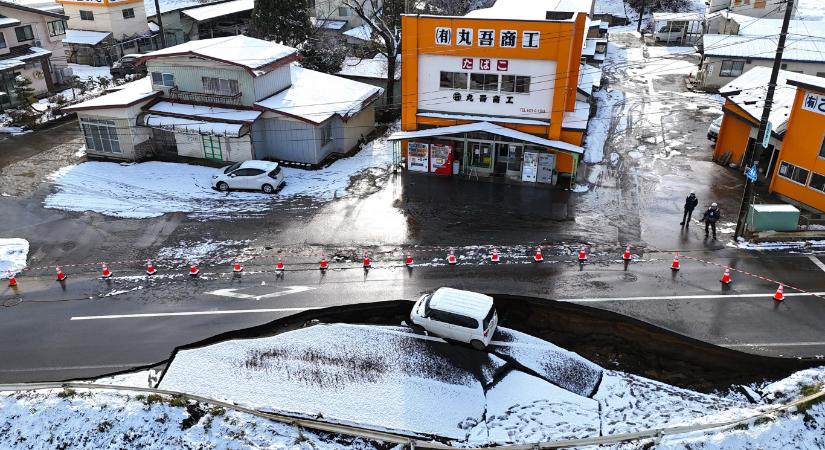Evakuálás, cunamiriadó, beomlott utak – drámai képeken a Japán északi részét sújtó éjszakai földrengés pusztítása
