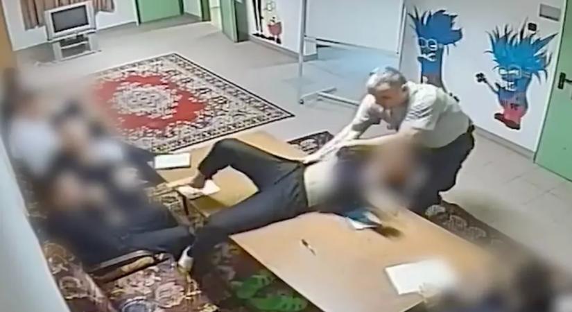 Juhász Péter közzétette a videókat, amin a Szőlő utcai javítóintézet megbízott igazgatója asztalhoz vág egy gyereket
