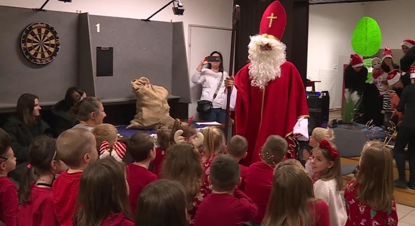 A bajcsai gyerekeket is megajándékozta a Mikulás