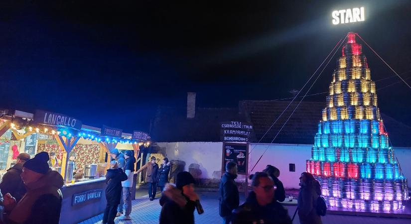 Különleges karácsonyi attrakció a Balaton-felvidéken: hordófa állt a Stari sörfőzdénél