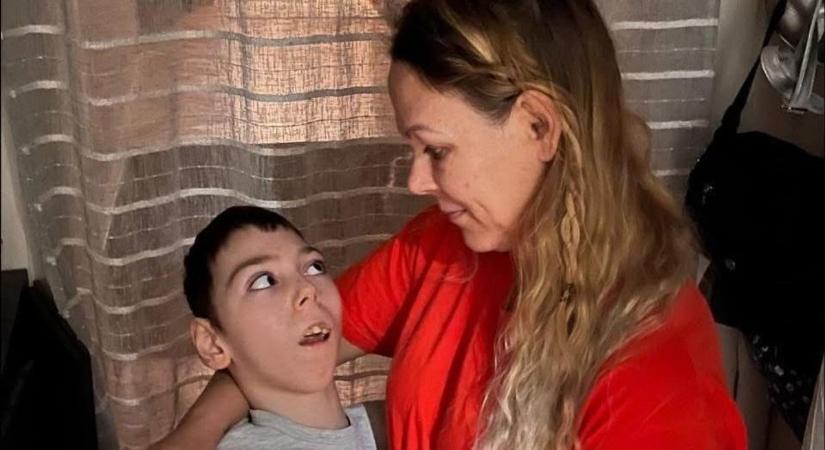 "Levi nem szobanövény, helye van ebben a világban" – Az agyi kisülések ellenére mosolyogva fejlődik a 12 éves Levi