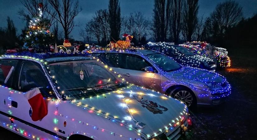 Karácsonyi fényfüzérekbe burkolt járművek gurultak végig az utcákon (galéria)