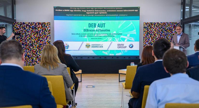 Azt kutatják, milyen hatásai vannak a BMW-nek Debrecenre és a régióra – fotókkal