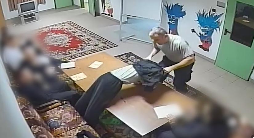 Újabb megrázó felvételek a Szőlő utcai bántalmazásokról: az igazgató kirángatott a padból egy fiatalt, majd rátaposott és belerúgott – videó a cikkben