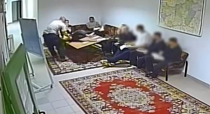 Újabb sokkoló felvétel került elő a Szőlő utcai javítóintézetből – a megbízott igazgató egy fiatalt bántalmazott