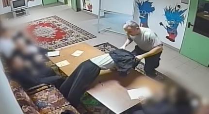 Videón, ahogy a Szőlő utcai intézet igazgatója rángat és rugdos egy gyereket