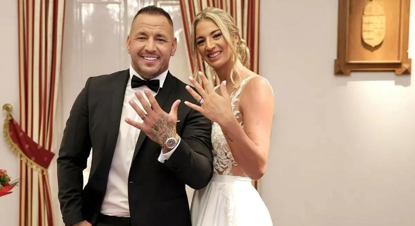 "Gyönyörű alakja van!": Megőrülnek a rajongók Curtis feleségéért, bikiniben hódította meg az internetet