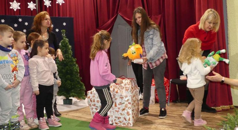 A kecskeméti diáklány saját zsebpénzéből ajándékozta meg a bácsborsódi gyerekeket – fotók