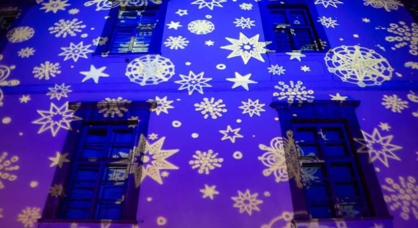 Akár börtönbüntetés is járhat érte, ha így használod a karácsonyi lézerfényeket: tragédiát okozhatsz vele