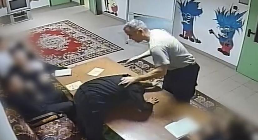 Vérfagyasztó videó a Szőlő utcai vadállat nevelőről, aki asztalhoz vágta, földön taposta a gyereket