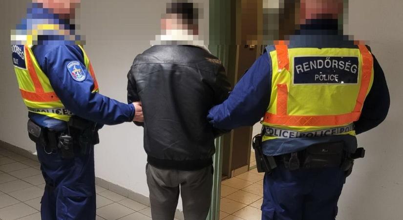 Egy nagy szolnoki házhoz vitte a testvérpárt a sofőr, azóta is fáj a fejük miatta