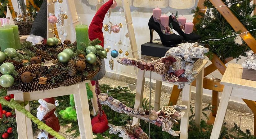 Lenyűgöző adventi virágkötészeti kiállítás a Kocsis Pál iskolában, újabb versenysikerrel – fotók