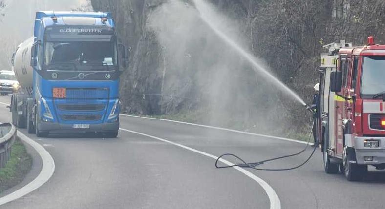 Gáz szivárog egy tartálykocsiból (VIDEÓ)