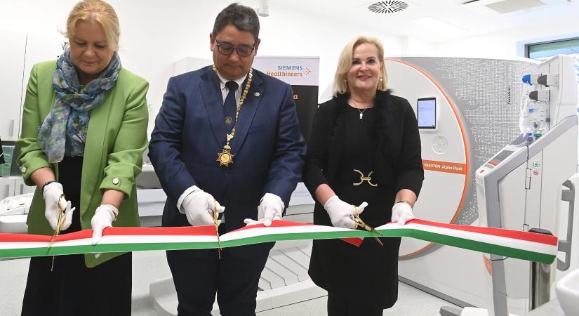 Két csúcstechnológiás képalkotó berendezést adtak át a Semmelweis Egyetem szívklinikáján