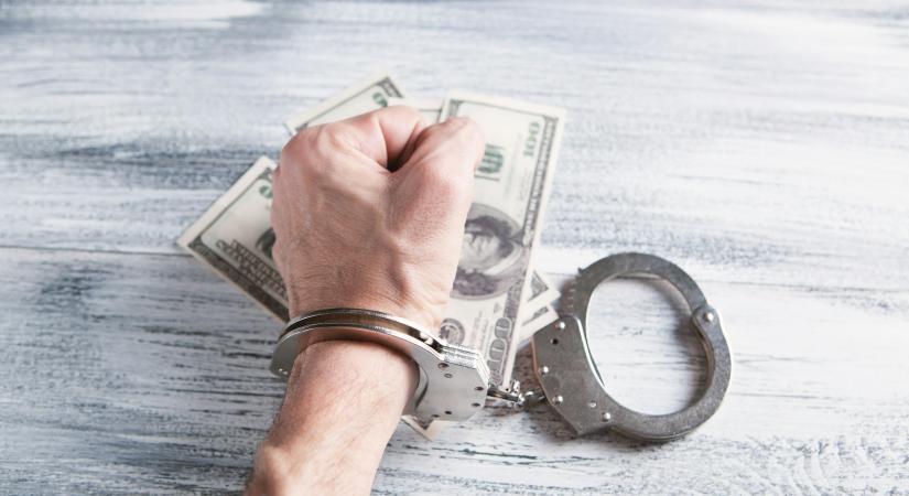 Kriptós átverésből luxusélet: újabb vádlott tett beismerő vallomást